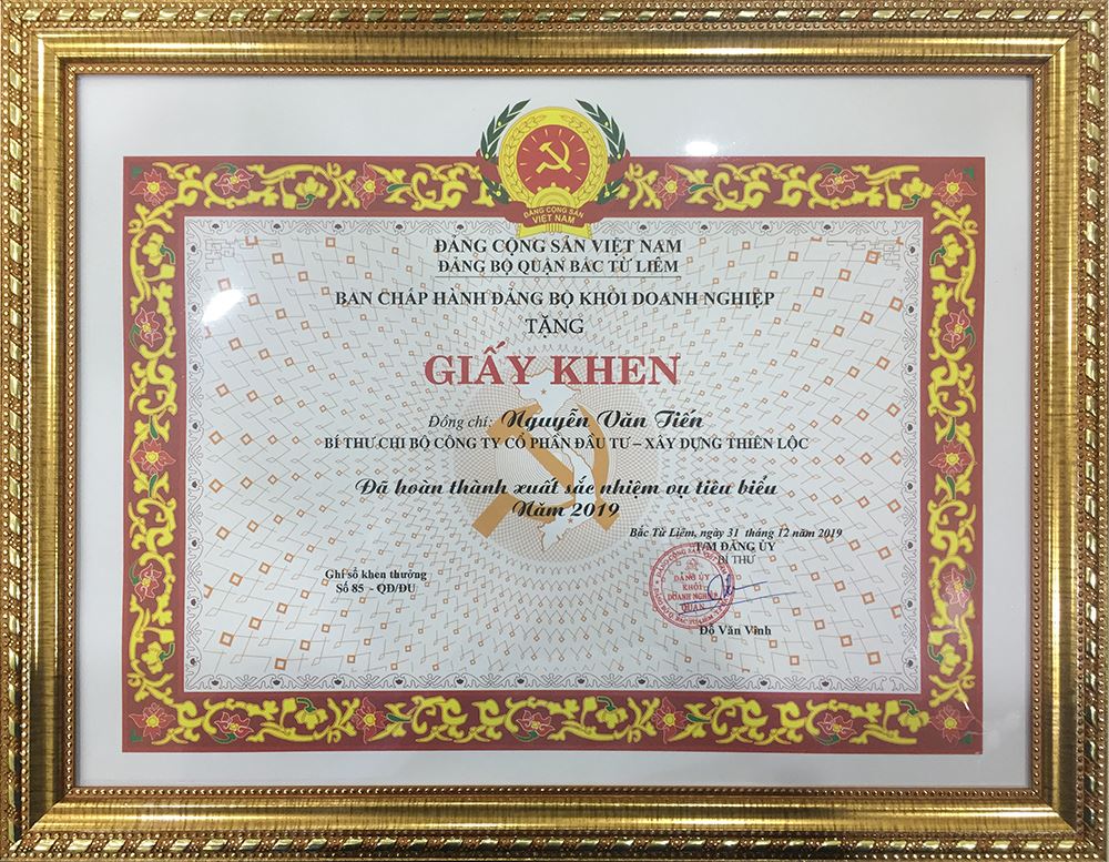 Đồng chí Nguyễn Văn Tiến - Bí thư Chi bộ Công ty Cổ phần Đầu tư Xây dựng Thiên Lộc được Ban chấp hành Đảng bộ khối doanh nghiệp Quận Bắc Từ Liêm trao tặng giấy khen Đã hoàn thành xuất sắc nhiệm vụ tiêu biểu năm 2019