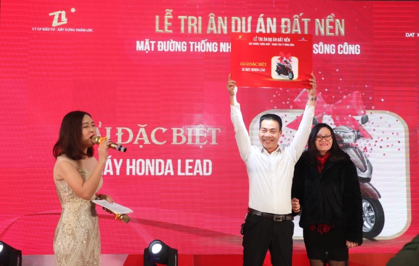 Anh Nguyễn Minh Đức – chủ nhân của giải đặc biệt 01 xe máy Honda lead trị giá 40 triệu đồng chụp hình cùng đại diện Đất Xanh Miền Bắc