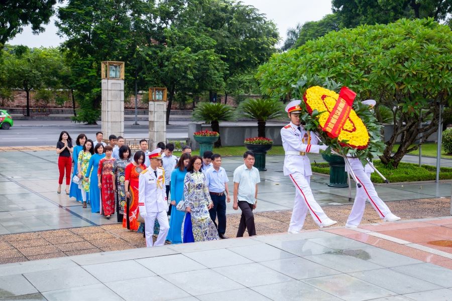 Chủ tịch Hội đồng quản trị kiêm Tổng Giám đốc Vũ Văn Trường dẫn đầu đoàn cán bộ tiêu biểu của Công ty vào dâng hương tại Đài tưởng niệm Bắc Sơn