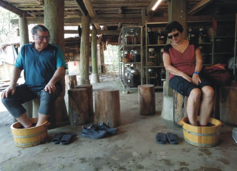 Du khách trải nghiệm dịch vụ ngâm chân bằng thuốc tại Làng du lịch sinh thái Thái Hải - mô hình du lịch cộng đồng bảo tồn văn hóa Tày, Nùng được  du khách yêu thích khi đến Thái Nguyên