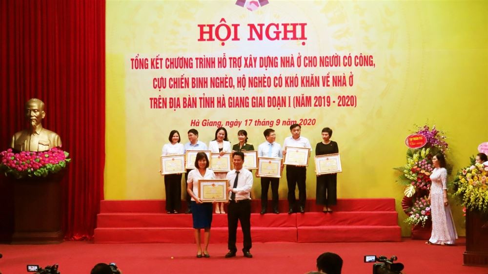 Công ty CP Đầu tư Xây dựng Thiên Lộc được Chủ tịch UBND tỉnh Hà Giang tặng Bằng khen