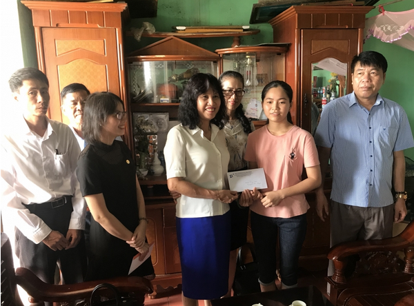 Công ty Cổ phần Đầu tư Xây dựng Thiên Lộc trao học bổng cho học sinh nghèo nhân dịp năm học mới