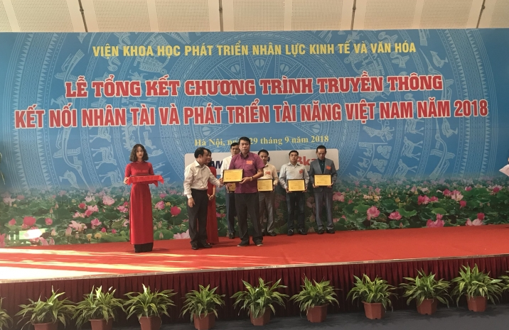 Chủ tịch HĐQT kiêm Tổng Giám đốc Vũ Văn Trường được tặng Bảng vàng ghi danh Doanh nhân Vàng Đất Việt năm 2018
