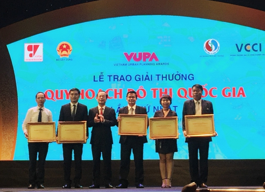 Chủ tịch HĐQT kiêm TGĐ Công ty Cổ phần Đầu tư Xây dựng Thiên Lộc được trao Kỷ niệm chương tại Lễ trao giải thưởng quy hoạch đô thị quốc gia lần thứ nhất