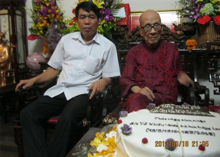 Chủ tịch HĐQT kiêm Tổng Giám đốc Vũ Văn Trường cùng GS, AHLĐ Vũ Khiêu-Trưởng ban cố vấn nhận bánh sinh nhật của Thủ tướng Chính phủ Nguyễn Tấn Dũng nhân sinh nhật lần 99 của Giáo sư