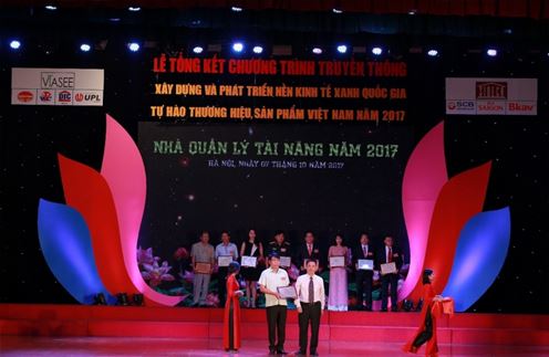 Ông Vũ Văn Trường được vinh danh và nhận hoa chúc mừng nhân Ngày Doanh nhân Việt Nam 13/10/2017