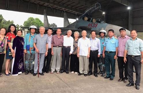 Ông Vũ Văn Trường tham dự buổi gặp mặt tại Trung đoàn 935 và kỷ niệm 45 năm chiến thắng Hà Nội - Điện Biên Phủ trên không tại Sư đoàn 370