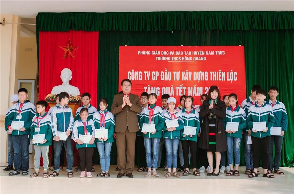 Công ty CP Đầu tư Xây dựng Thiên Lộc trao quà Tết cho học sinh có hoàn cảnh đặc biệt tại Trường Trung học cơ sở và trường Tiểu học xã Hồng Quang (Nam Định)