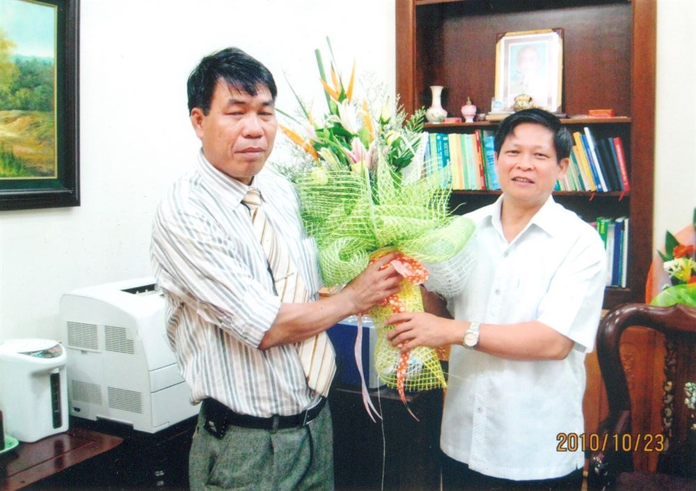 Chủ tịch HĐQT kiêm Tổng Giám đốc Vũ Văn Trường tặng hoa đ/c Phạm Xuân Đương - Chủ tịch HĐND T.Thái Nguyên được bầu làm Bí thư Tỉnh ủy T.Thái Nguyên.