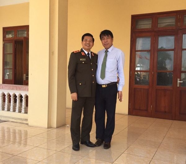 Chủ tịch HĐQT kiêm Tổng Giám đốc Vũ Văn Trường chụp ảnh cùng Trung tướng Vũ Xuân Sinh Tư lệnh kiêm Chính ủy Bộ tư lệnh Cảnh vệ