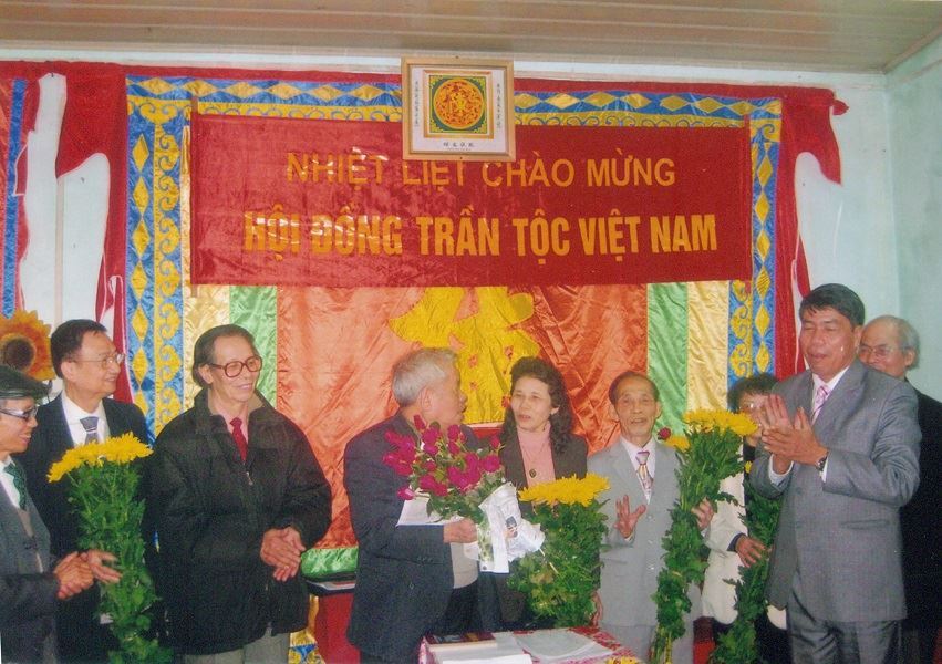 Chủ tịch Hội đồng quản trị kiêm Tổng Giám đốc Vũ Văn Trường tặng hoa chúc mừng Đại hội Trần tộc Việt Nam