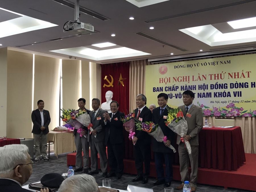 Ông Vũ Văn Trường (đầu tiên từ phải qua trái) và các ông được vinh danh, biểu dương trong Hội nghị Ban chấp hành Hội đồng dòng họ Vũ-Võ Việt Nam lần thứ nhất, khóa VII