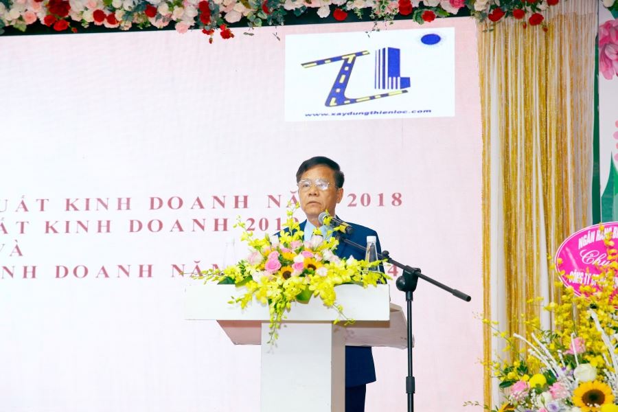 Ông Nguyễn Văn Tiến, ủy viên Hội đồng quản trị, Phó Tổng giám đốc trình bày Báo cáo kết quả sản xuất, kinh doanh và phân phối lợi nhuận năm 2018; kế hoạch sản xuất, kinh doanh năm 2019, định hướng sản xuất, kinh doanh 05 năm (2020 – 2024).