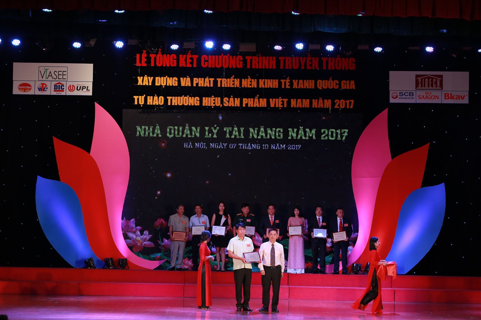 Chủ tịch Hội đồng quản trị kiêm Tổng Giám đốc Vũ Văn Trường vinh danh trong chương trình Nhà Quản lý tài năng Việt Nam 2017
