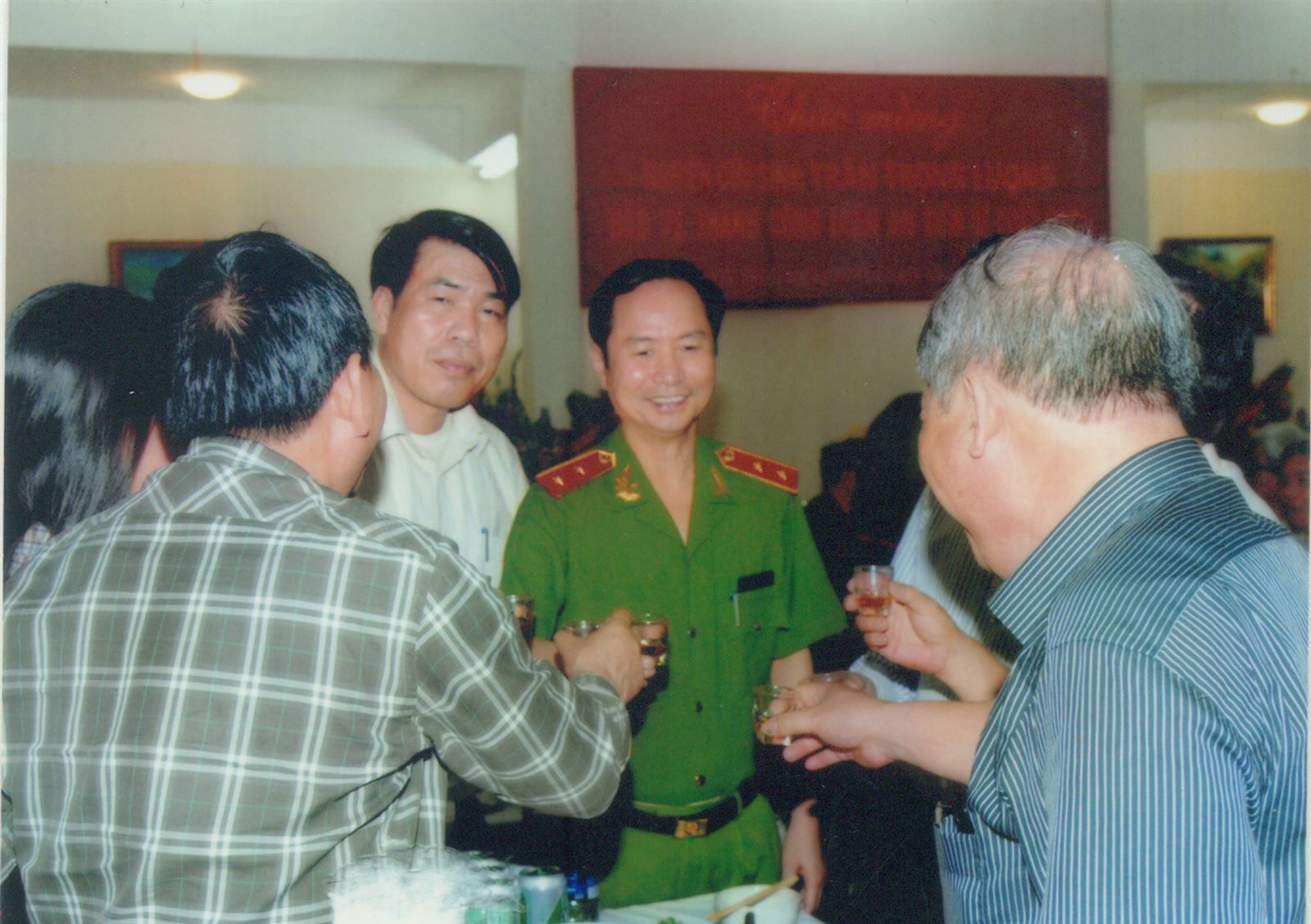Chủ tịch Hội đồng quản trị kiêm Tổng Giám đốc Vũ Văn Trường cùng Trung tướng Phạm Quý Ngọ chúc mừng khóa đào tạo tiến sỹ tại Học viện Cảnh sát nhân dân.